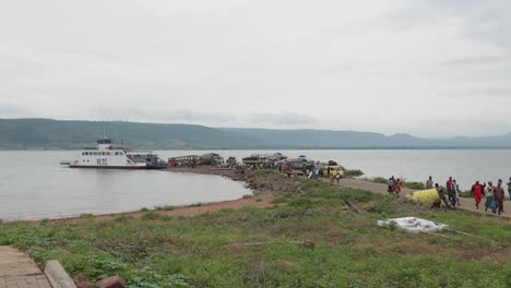 Pasajeros-Y-Vehículos-Desembarcando-Un-Buque-De-Carga-A-Una-Isla-En-Ghana