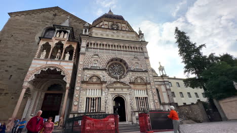 Touristen-Außerhalb-Der-Berühmten-Basilika-Kirche-In-Der-Stadt-Bergamo-In-Italien