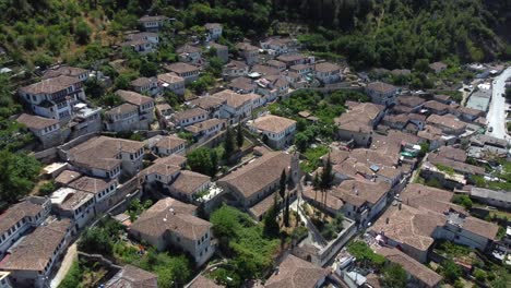 Drohnenaufnahme-Der-Albanischen-Unesco-Welterbestadt-Berat---Drohne-Steigt-Aus-Den-Traditionellen-Häusern-Auf