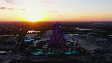 Gitarrenförmiges-Seminole-Hard-Rock-Hotel,-Beleuchtet-Bei-Sonnenuntergang---Luftbild