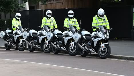 Policía-Preparándose-Para-Conducir-Sus-Bicicletas-Para-Proteger-A-La-Reina,-Londres,-Reino-Unido