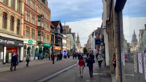 Gente-Y-Turistas-Comprando-En-High-Street-En-La-Ciudad-De-Oxford,-Inglaterra