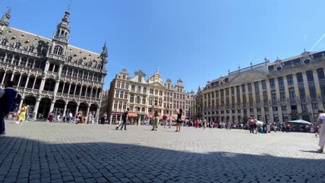 People-At-Grand-Place-With-The-Brussels-City-Museum-And-Guildhalls-In-Brussels,-Belgium