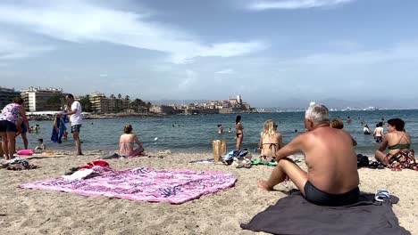 Menschen-Entspannen,-Sonnenbaden-Und-Schwimmen-Am-Plage-Du-Ponteil,-Strand-In-Antibes,-Frankreich
