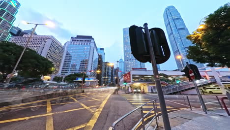Dämmerung-Bis-Nacht-Bewegungszeitraffer-Des-Chaotischen-Verkehrs-Auf-Der-Connaught-Road-Central,-Dynamische-Stadt-Hong-Kong,-Asien