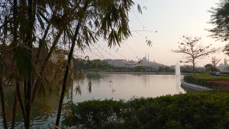 Gente-Caminando-En-Un-Jardín-Paisajístico-Parque-Al-azhar-En-El-Cairo,-Egipto