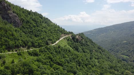 Camino-Rural-En-Medio-De-Las-Montañas-Sharr-Cubiertas-De-árboles-Verdes,-Macedonia