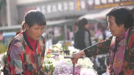 Kunming,-Yunnan,-China---September-1,-2022:-seller-and-buyer-transactions-at-the-Kunming-Dounan-Flower-Market