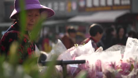 Kunming,-Yunnan,-China---September-1,-2022:-old-lady-florist-at-the-Kunming-Dounan-Flower-Market