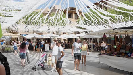 Viele-Menschen-Besuchen-Den-Markt-In-Der-Stadt-Pollença-Auf-Der-Insel-Mallorca-Im-Balearenmeer