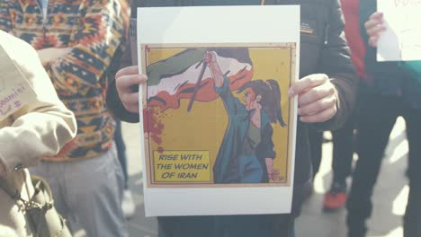 Protest-Gegen-Das-Iranische-Regime-&quot;Erhebe-Dich-Mit-Den-Frauen&quot;-Poster-Dublin-City