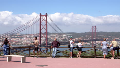 Multikulturelle-Gruppe-Von-Menschen-In-Lissabon-Genießen-Blick-Auf-Die-Hängebrücke