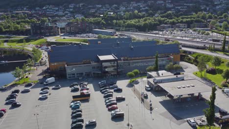 Centro-Comercial-Oyrane-Torg-Exterior-En-El-Distrito-De-Arna-En-Las-Afueras-De-Bergen,-Noruega