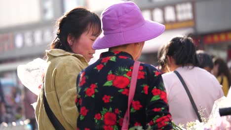 Kunming,-Yunnan,-China---September-1,-2022:-atmosphere-of-people-at-the-Kunming-Dounan-Flower-Market