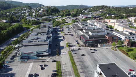 Centros-Comerciales-Aasane-En-Bergen,-Noruega---Antena-De-Día-Soleado-Sobre-El-Centro-Comercial-Aasane-Y-Estacionamientos-Antes-Del-Horario-De-Apertura