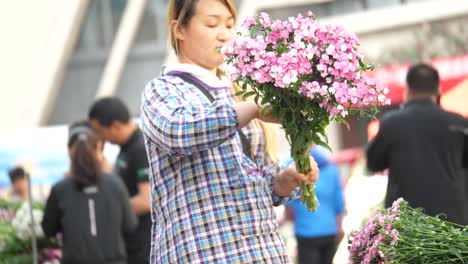 Kunming,-Yunnan,-China---1-De-Septiembre-De-2022:-Hermosa-Vendedora-Arreglando-Sus-Flores-En-El-Mercado-De-Flores-De-Kunming-Dounan