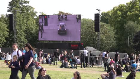 Thousands-gather-to-mourn-the-passing-of-the-Queen-and-watch-the-funeral-on-big-screens-in-Hyde-Park-central-London,-UK