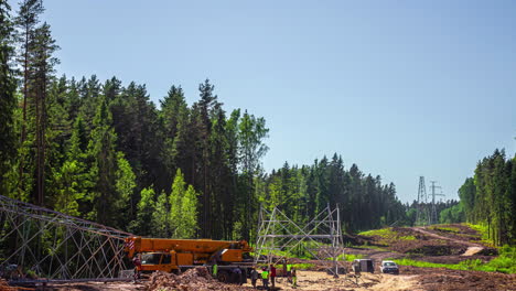 Lapso-De-Tiempo,-Trabajadores-Y-Grúas-Construyendo-Torres-De-Redes-Eléctricas-En-El-Campo-Letonia---Jurmala