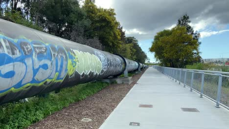 Große-Rohrleitung-Mit-Sprühfarbe-Graffiti-Vandalismus