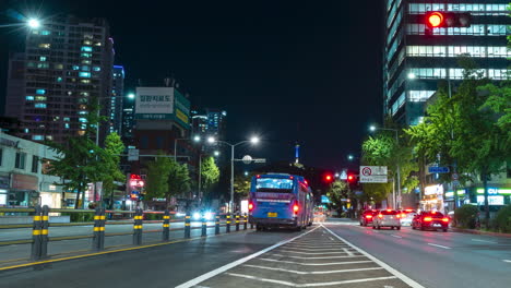 Seoul-Nächtlicher-Verkehrszeitraffer-Mit-Blick-Auf-Das-Wahrzeichen-Namsan-Tower,-Hangang-daero-Road,-Yongsan-Bezirk