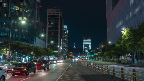 Yongsan-Bezirk-Autoverkehr-Nachtzeitraffer-Mit-Blick-Auf-Den-N-Seoul-Tower-In-Der-Innenstadt-Von-Seoul---Bewegung-Nach-Oben-Kippen