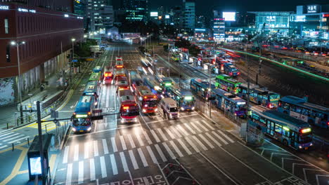 Zeitraffer-Für-Nachtverkehr-Am-Bahnhof-Seoul---Viele-Busse-Und-Autos-Halten-An-Ampeln-Auf-Stark-Befahrenen-Straßen---Weitwinkel-Draufsicht