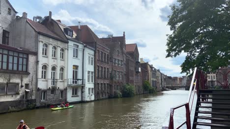 Touristen,-Die-Am-Fluss-Lys-In-Der-Stadt-Gent-In-Belgien-Kajak-Fahren