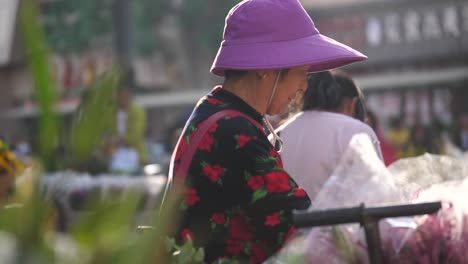 Kunming,-Yunnan,-China---September-1,-2022:-old-lady-florist-at-the-Kunming-Dounan-Flower-Market