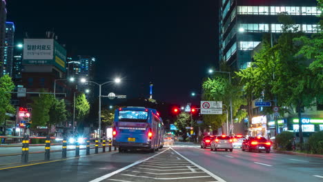 Namsan-N-Seoul-Tower-Nachtansicht-Von-Der-Belebten-Straße-Hangang-daero-Mit-Verkehrszeitraffer-Im-Bezirk-Yongsan-gu