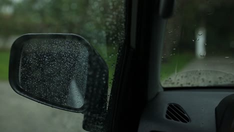 Seitenspiegel-Eines-Autos-Mit-Regentropfen-Bei-Sturm