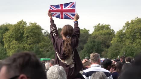 Niña-Ondea-La-Bandera-Británica-Durante-El-Funeral-En-Hyde-Park,-En-El-Centro-De-Londres,-Reino-Unido