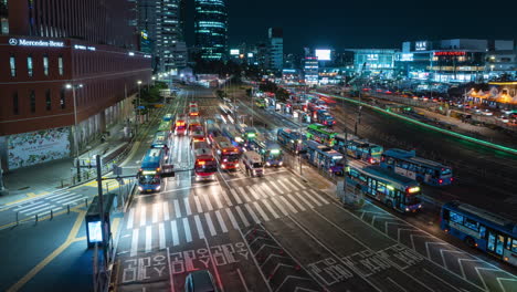 Zeitraffer-Für-Nachtverkehr-Am-Bahnhof-Seoul---Schwenkbewegung