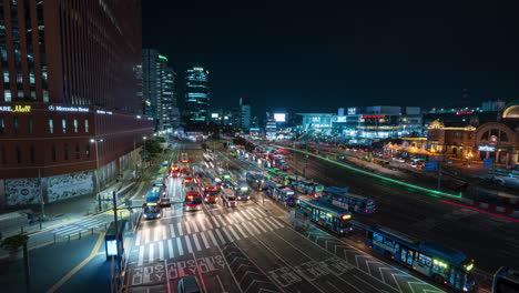 Seoul-Square-Und-Seoul-Station-Nachtverkehr-Zeitraffer---Erhöhte-Ansicht