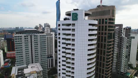 Drone-Orbita-Alrededor-De-Edificios-Altos-En-Kuala-Lumpur,-Malasia