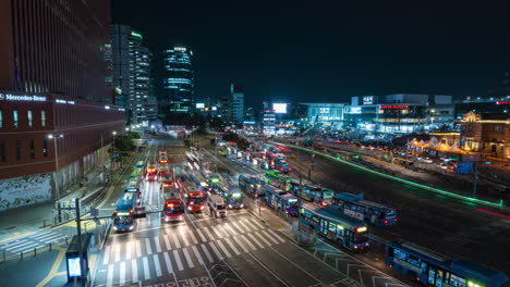 Zeitraffer-Für-Den-Nachtverkehr-Am-Busbahnhof-Von-Seoul---Zoomen-Sie-Die-Bewegung-Von-Oben