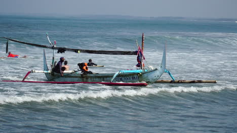 Small-traditional-fishing-boat-in-Southeast-Asia-sailing-into-beach-shore