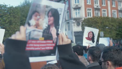Manifestantes-Conmemorando-Mahsa-Amini-En-Protesta-Contra-El-Régimen-Iraní-En-Dublín