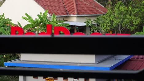 Rembang,-Indonesien--12.-September-2022:-Neonbox-Der-Beliebten-Hotelkette-Reddoorz