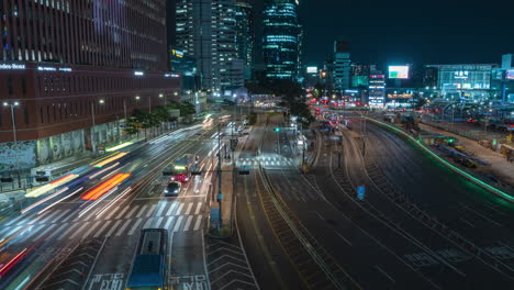 Geschäftiger-Nachtverkehr-Am-Bahnhof-Seoul-Nachtzeitraffer-Herauszoomen