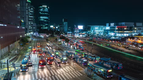 Seoul-Station-Bus-Transfer-Centre-Nachtverkehr-Zeitraffer---Herauszoomen