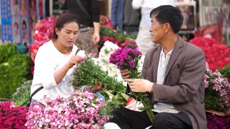 Kunming,-Yunnan,-China---1.-September-2022:-Verkäufer-Sind-Damit-Beschäftigt,-Ihre-Blumen-Auf-Dem-Kunming-Dounan-Blumenmarkt-Aufzuräumen