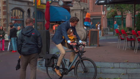 Mostrando-A-Una-Familia-Eligiendo-Un-Modo-De-Transporte-Ecológico-Al-Andar-En-Bicicleta-Juntos