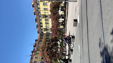 Vertikale-Aufnahme-Von-Straßenbahngleisen-Am-Place-Garibaldi-In-Nizza,-Frankreich