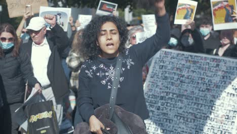 Mujer-Se-Corta-El-Pelo-Cantando-&#39;mujer-Vida-Libertad&#39;-Dublín-Protesta-Contra-El-Opresivo-Régimen-Iraní