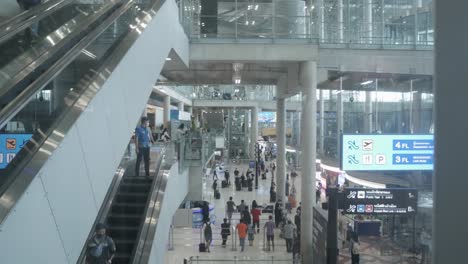 Sehen-Sie-Sich-Die-Rolltreppe-Im-Flughafenterminal-Des-Flughafens-Suvarnabhumi-An,-Während-Thailand-Das-Land-Wiedereröffnet