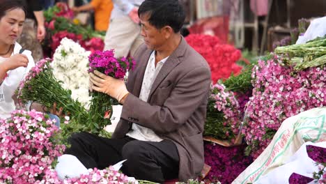 Kunming,-Yunnan,-China---1-De-Septiembre-De-2022:-Los-Vendedores-Están-Ocupados-Arreglando-Sus-Flores-En-El-Mercado-De-Flores-De-Kunming-Dounan