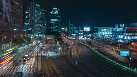 Night-Time-lapse-of-traffic-and-architecture-in-Seoul-Station,-Seoul-City-South-Korea---panning