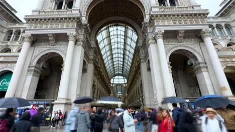 Touristen,-Die-Um-Das-Berühmte-Wahrzeichen-Und-Das-Einkaufszentrum-In-Mailand-Herumlaufen