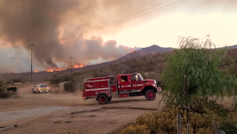 Feuerwehrauto-Fährt-Vor-Waldbränden-Und-Rauch-In-Kalifornien