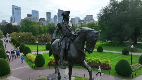 Estado-De-Héroe-De-La-Guerra-Revolucionaria-De-George-Washington-En-Un-Jardín-Público,-Boston-Common